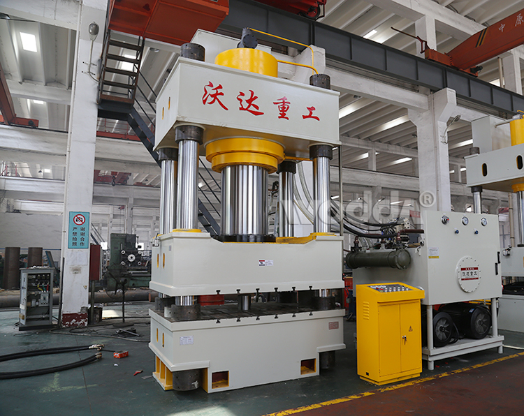 800噸三梁四柱液壓機(jī) 800噸三梁四柱液壓機(jī)