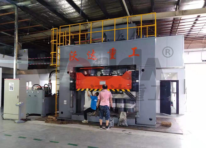 1000噸框架式薄板拉伸液壓機(jī) 1000噸框架式薄板拉伸液壓機(jī)