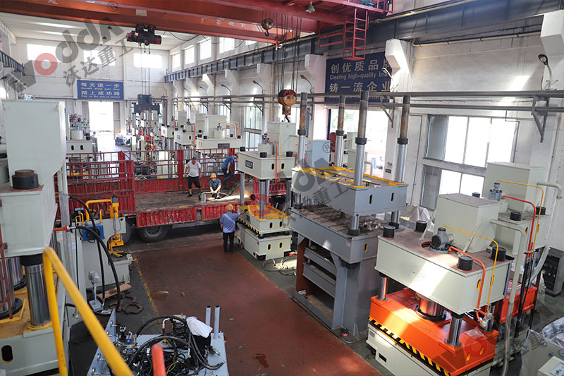 不銹鋼托盤拉伸液壓機裝車發(fā)貨 不銹鋼托盤拉伸液壓機裝車發(fā)貨