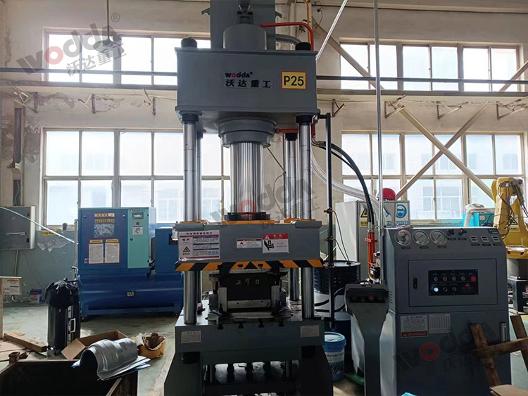 200噸拉伸液壓機壓汽車排氣管散熱罩客戶現(xiàn)場 200噸拉伸液壓機壓汽車排氣管散熱罩客戶現(xiàn)場