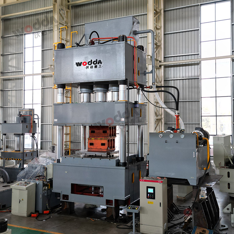 1500噸四柱拉伸液壓機側(cè)視圖 1500噸四柱拉伸液壓機側(cè)視圖