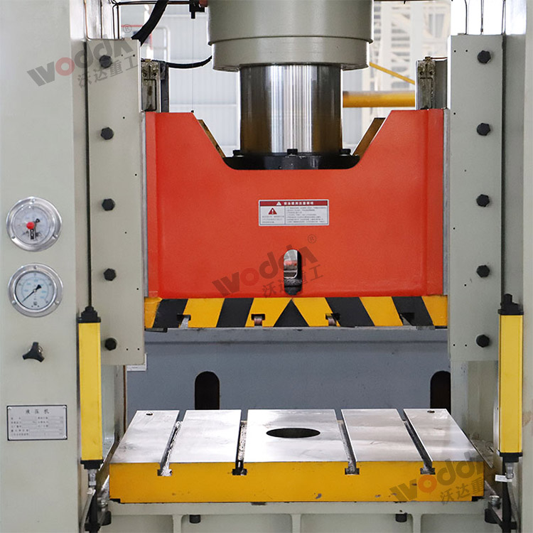 200噸框架式液壓機(jī)(活塞與工作臺(tái)).jpg 200噸框架式液壓機(jī)(活塞與工作臺(tái)).jpg