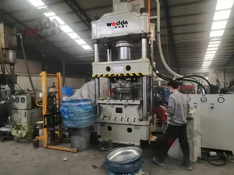 315噸汽車水箱拉伸液壓機(jī)(圖2) 315噸汽車水箱拉伸液壓機(jī)(圖2)