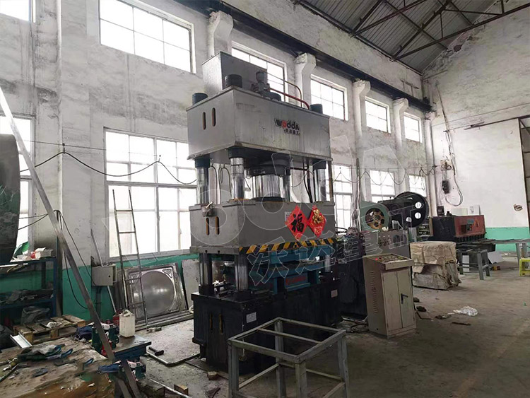 不銹鋼水箱板液壓機(jī)客戶現(xiàn)場 不銹鋼水箱板液壓機(jī)客戶現(xiàn)場