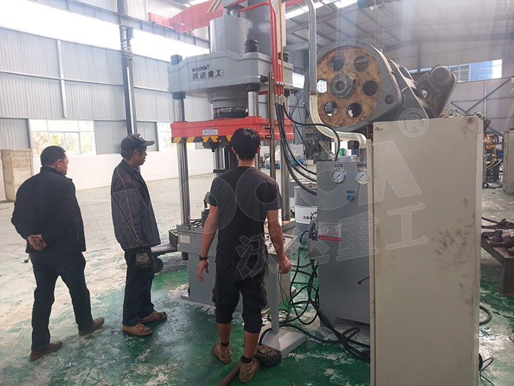 200噸封頭拉伸液壓機(圖1) 200噸封頭拉伸液壓機(圖1)