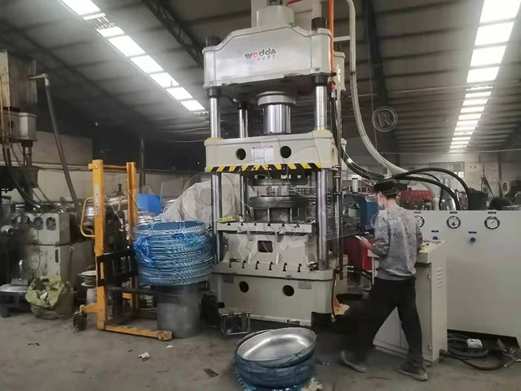 315噸汽車水箱封頭拉伸液壓機(jī) 315噸汽車水箱封頭拉伸液壓機(jī)