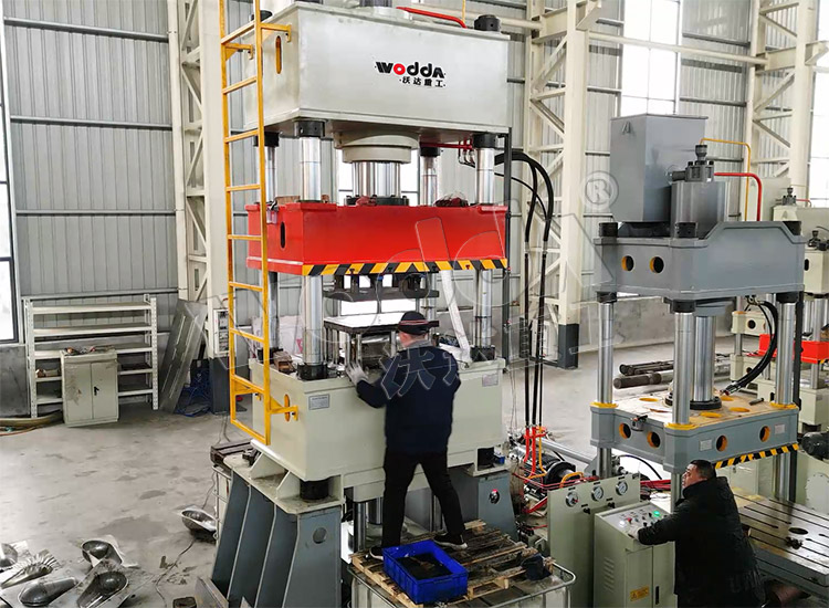 315噸不銹鋼蹲便器拉伸液壓機(jī) 315噸不銹鋼蹲便器拉伸液壓機(jī)