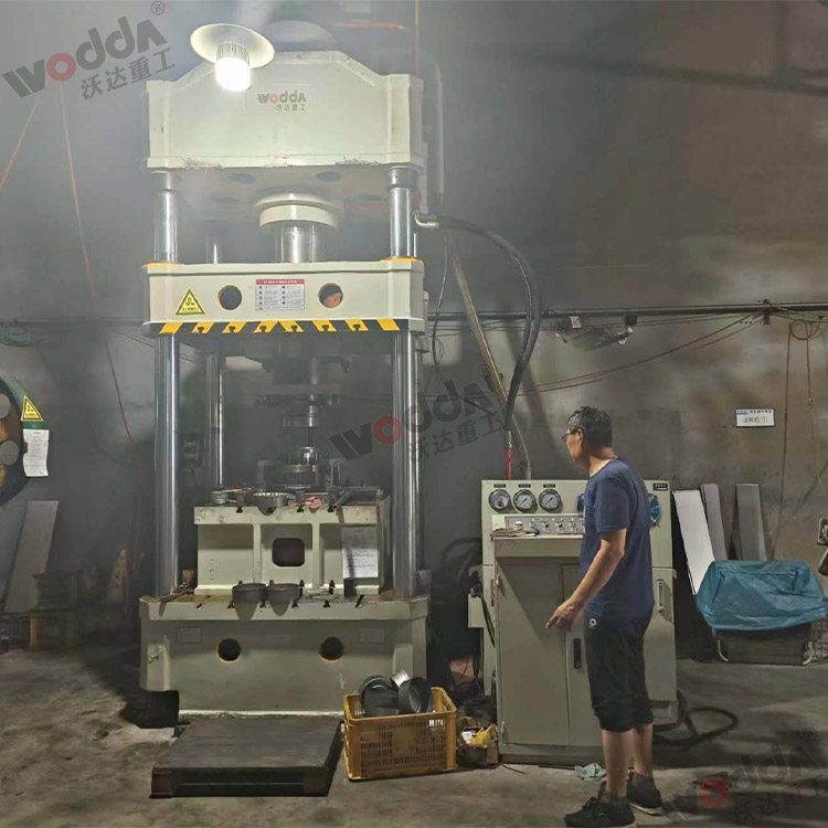 315噸上置液壓墊拉伸液壓機(jī) 315噸上置液壓墊拉伸液壓機(jī)