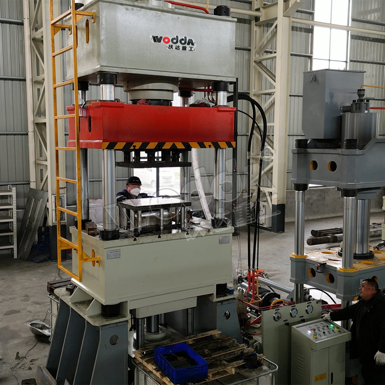 315噸不銹鋼蹲便器拉伸液壓機(jī) 315噸不銹鋼蹲便器拉伸液壓機(jī)