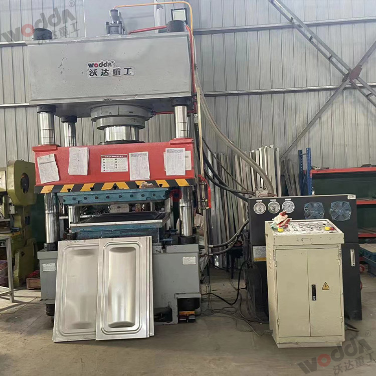 400噸巧克力水箱板成型液壓機(jī) 400噸巧克力水箱板成型液壓機(jī)