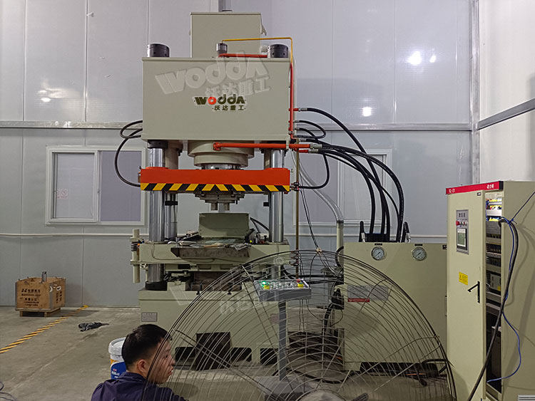 400噸碳化硅粉末壓塊機(jī)客戶現(xiàn)場(chǎng) 400噸碳化硅粉末壓塊機(jī)客戶現(xiàn)場(chǎng)