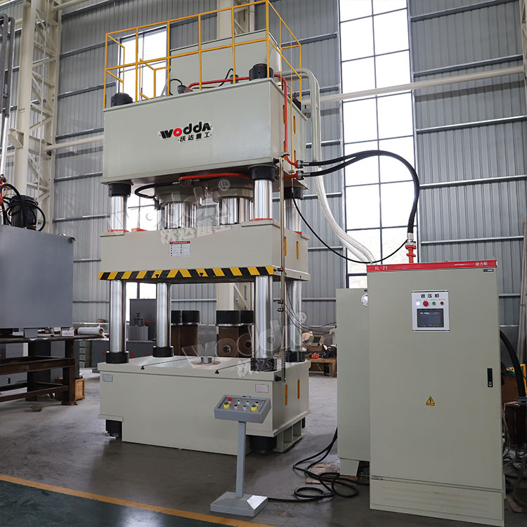 800噸三梁四柱液壓機(jī) 800噸三梁四柱液壓機(jī)