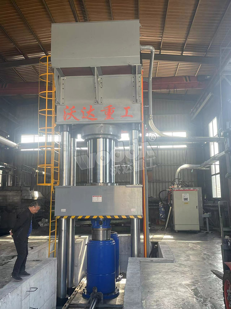 2000噸石墨坩堝成型液壓機 2000噸石墨坩堝成型液壓機