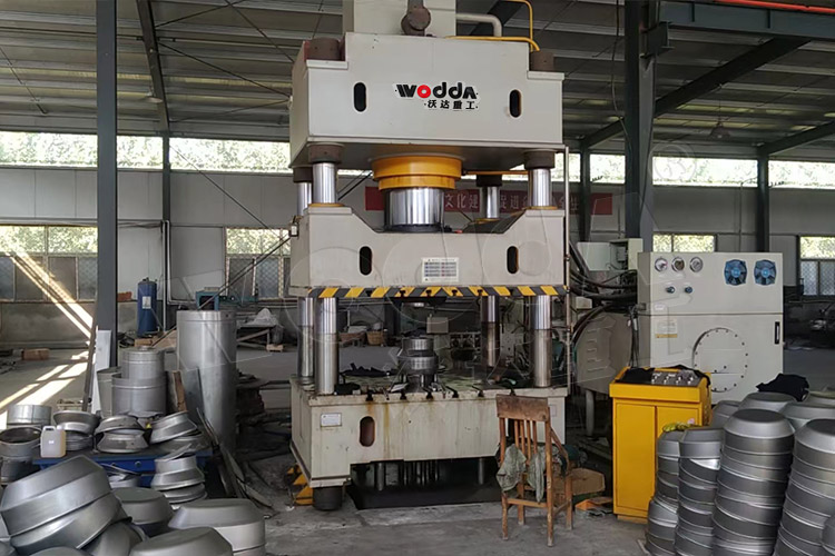 500噸不銹鋼白酒桶封頭液壓機(jī) 500噸不銹鋼白酒桶封頭液壓機(jī)