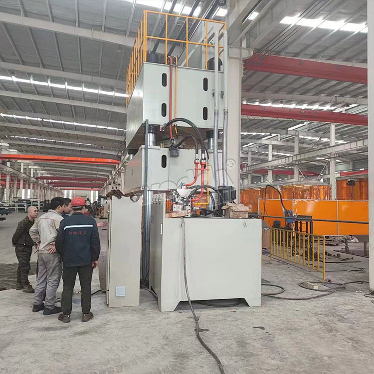 1000噸四柱液壓機(jī)側(cè)面 1000噸四柱液壓機(jī)側(cè)面