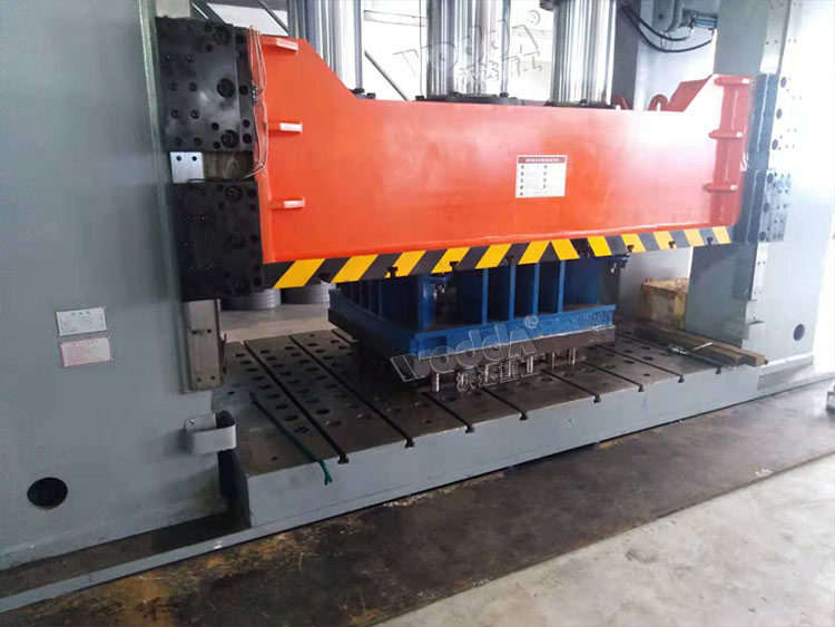 1000噸框架式液壓機(jī)工作臺 1000噸框架式液壓機(jī)工作臺