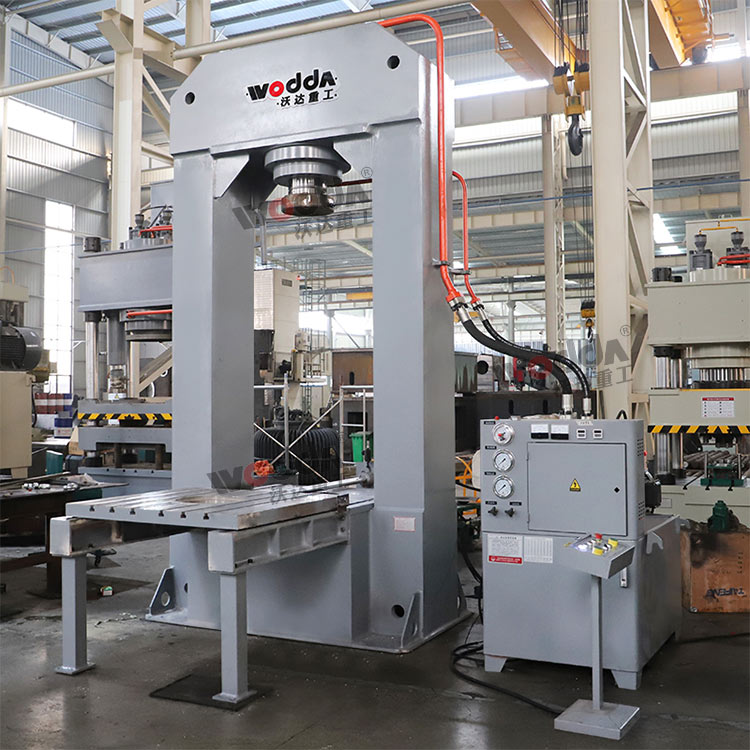 315噸龍門(mén)式液壓機(jī) 315噸龍門(mén)式液壓機(jī)