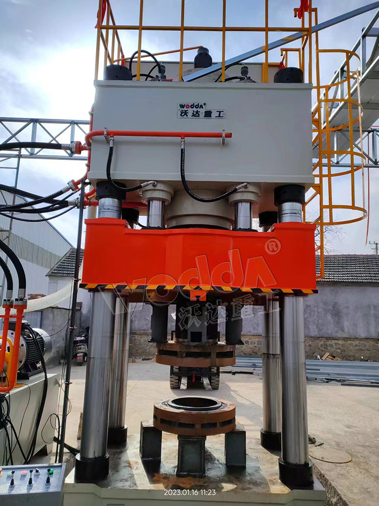 800噸封頭拉伸液壓機(jī)客戶現(xiàn)場(chǎng) 800噸封頭拉伸液壓機(jī)客戶現(xiàn)場(chǎng)