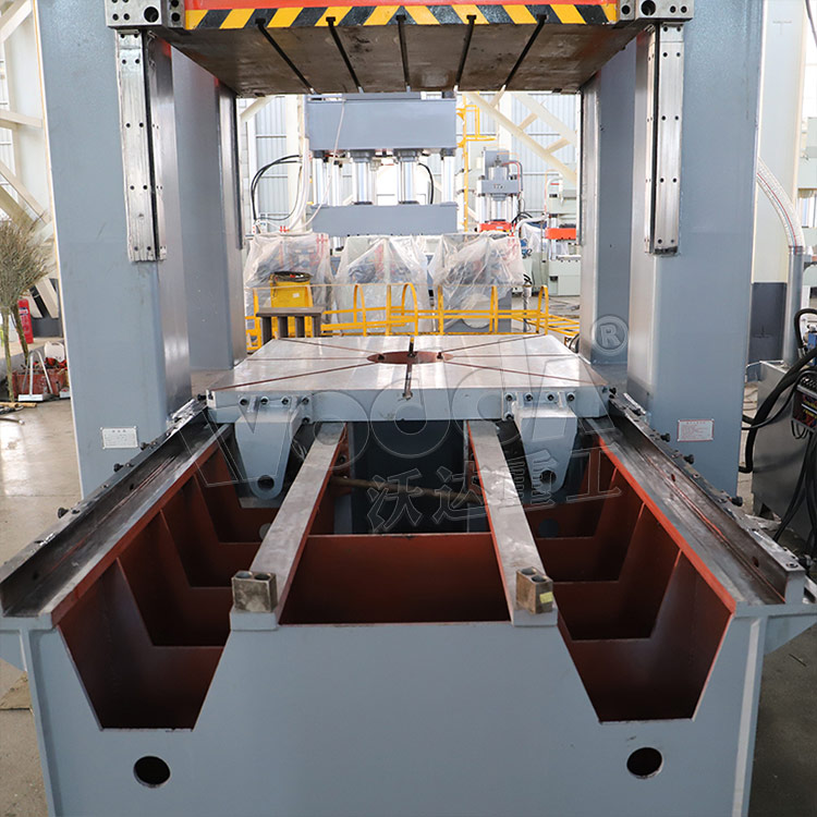 315噸框架式液壓機(jī)帶前后移動工作臺 315噸框架式液壓機(jī)帶前后移動工作臺