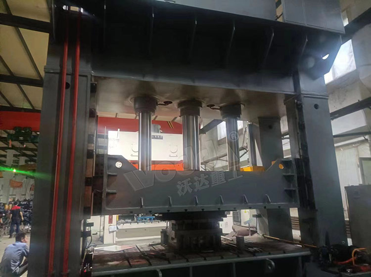 630噸帶液壓墊框架式液壓機(jī) 630噸帶液壓墊框架式液壓機(jī)