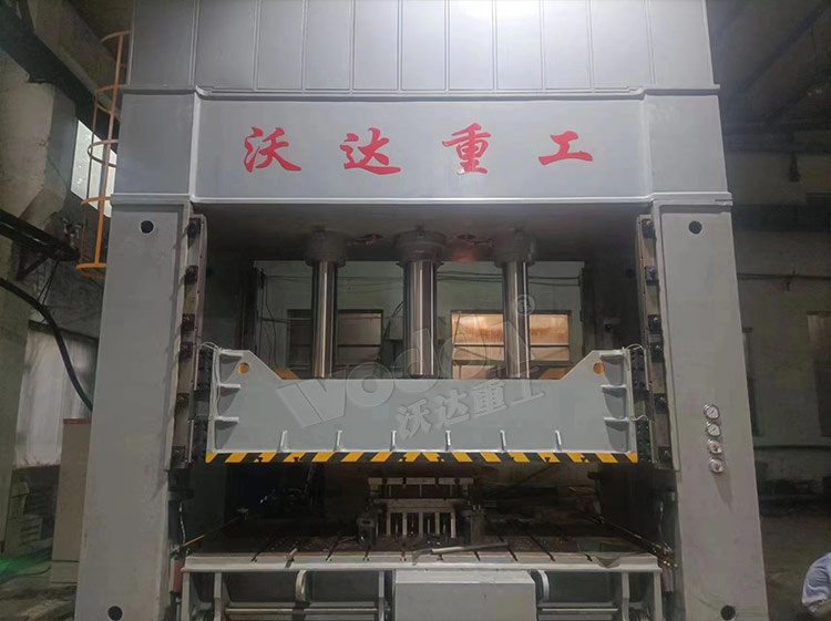 630噸框架式液壓機(jī) 630噸框架式液壓機(jī)