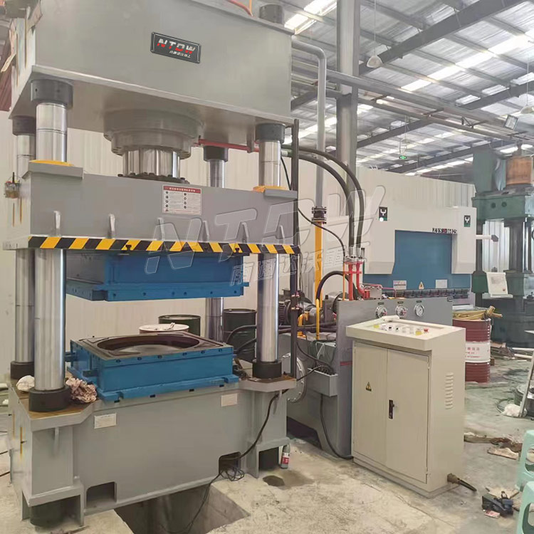 400噸四柱液壓機(jī)拉伸不銹鋼水箱板現(xiàn)場(chǎng) 400噸四柱液壓機(jī)拉伸不銹鋼水箱板現(xiàn)場(chǎng)