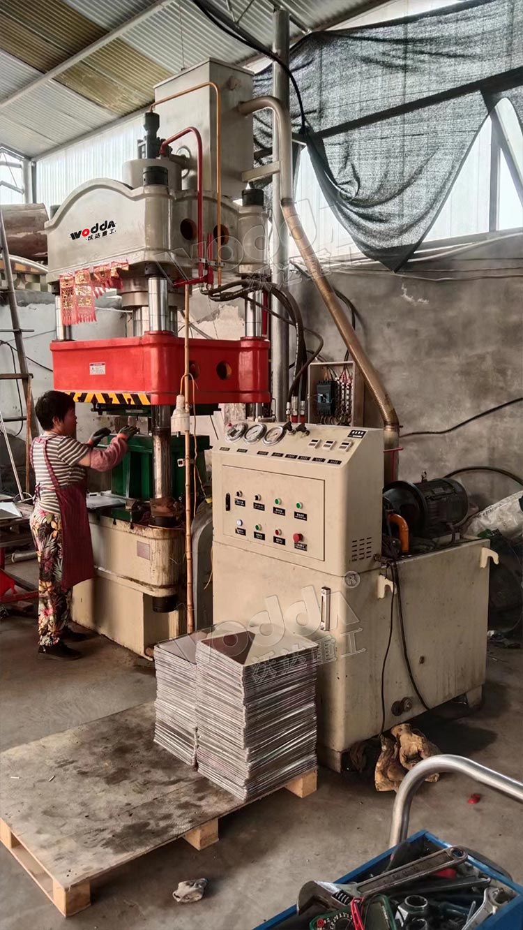 200噸不銹鋼制品拉伸液壓機客戶現(xiàn)場 200噸不銹鋼制品拉伸液壓機客戶現(xiàn)場