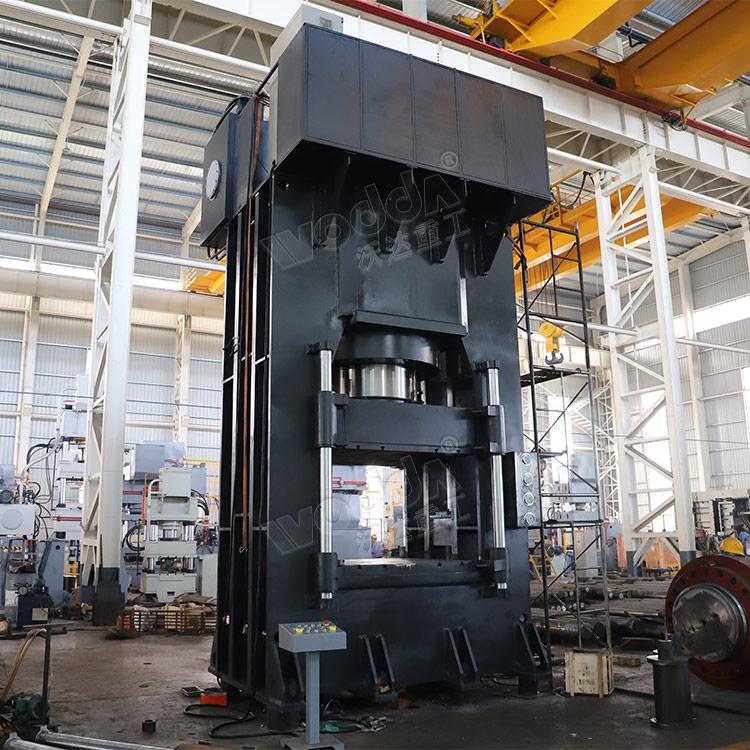 1800噸框架式液壓機車間調(diào)試.jpg 1800噸框架式液壓機車間調(diào)試.jpg