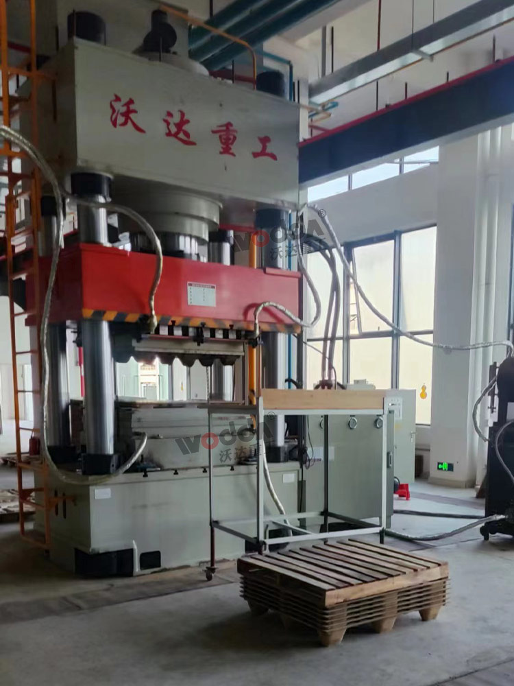 1000噸三梁四柱液壓機(jī) 1000噸三梁四柱液壓機(jī)