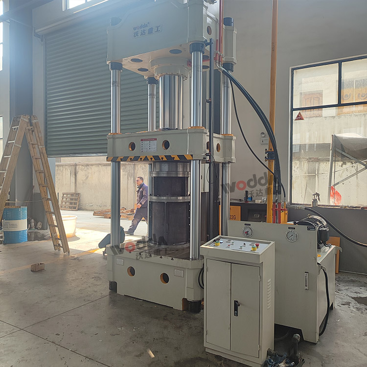 315噸三梁四柱液壓機安裝完成 315噸三梁四柱液壓機安裝完成