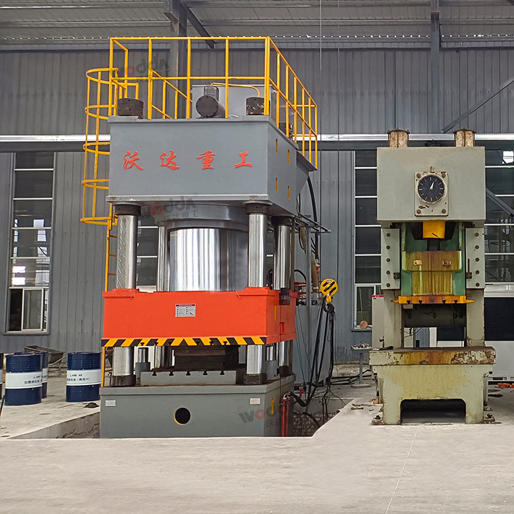 2000噸三梁四柱液壓機(jī) 2000噸三梁四柱液壓機(jī)