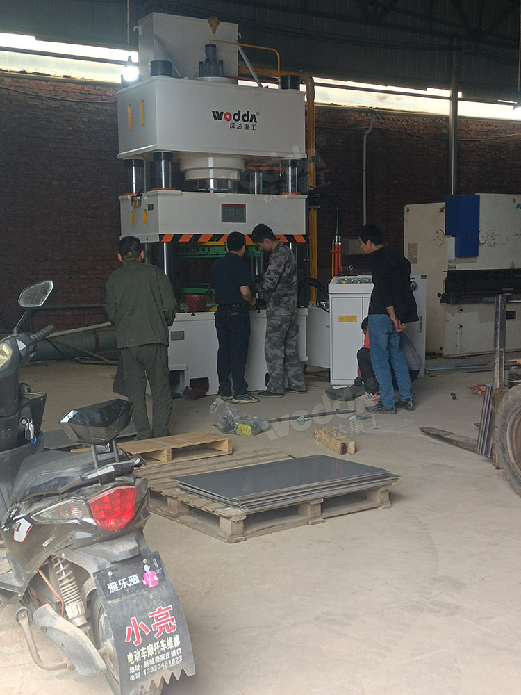 400噸不銹鋼水箱板拉伸液壓機(jī)試機(jī) 400噸不銹鋼水箱板拉伸液壓機(jī)試機(jī)