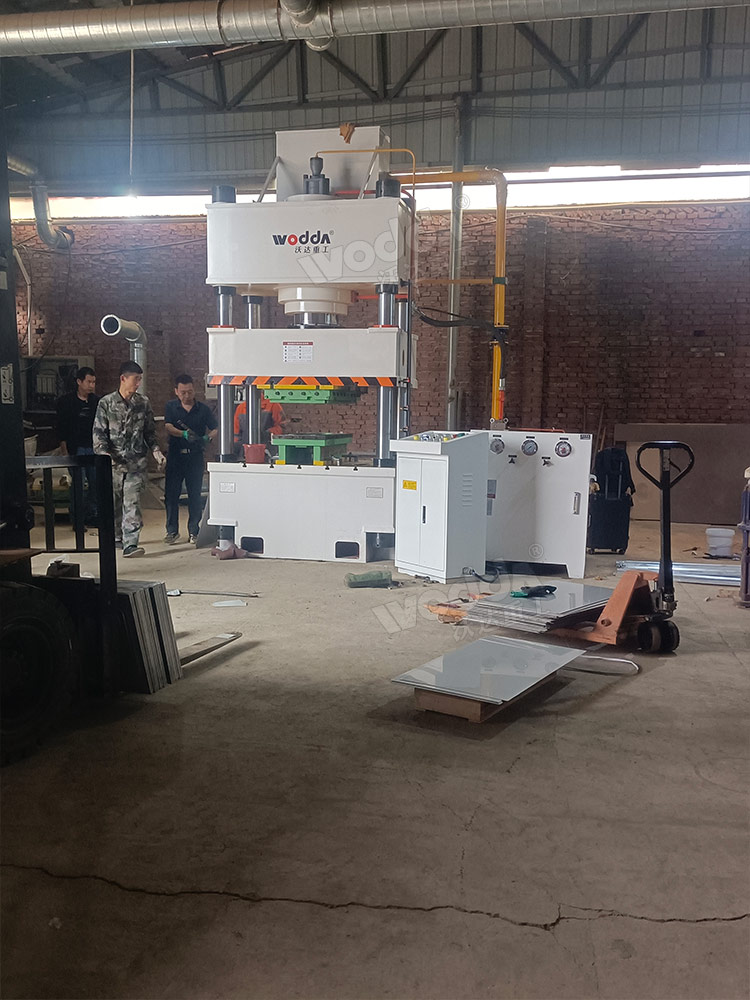 400噸不銹鋼水箱板拉伸液壓機(jī) 400噸不銹鋼水箱板拉伸液壓機(jī)