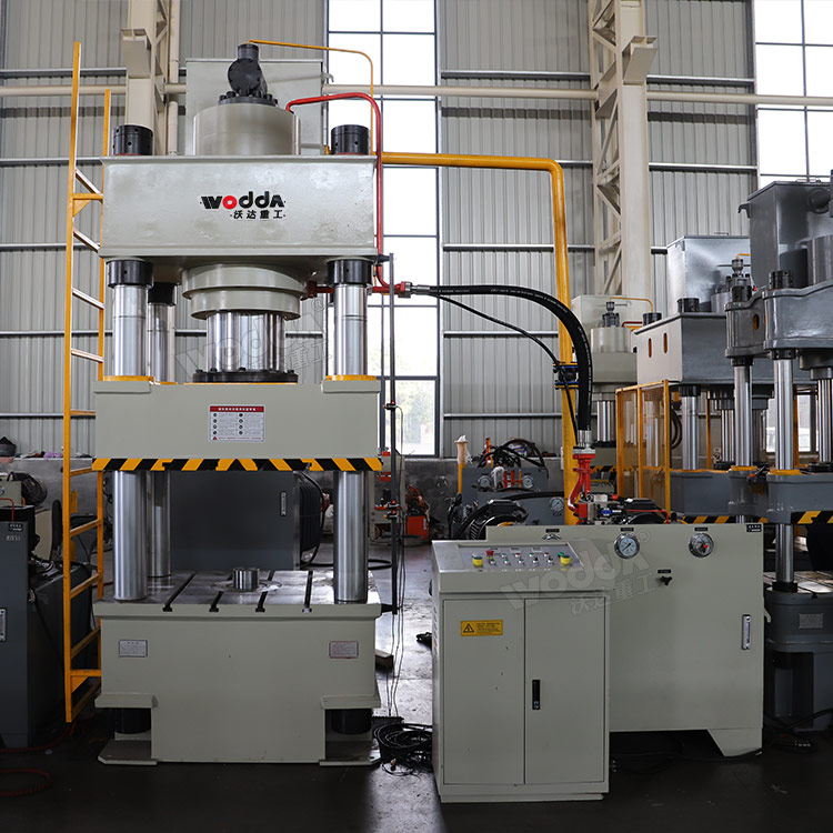 500噸三梁四柱液壓機(jī)車間實(shí)物 500噸三梁四柱液壓機(jī)車間實(shí)物