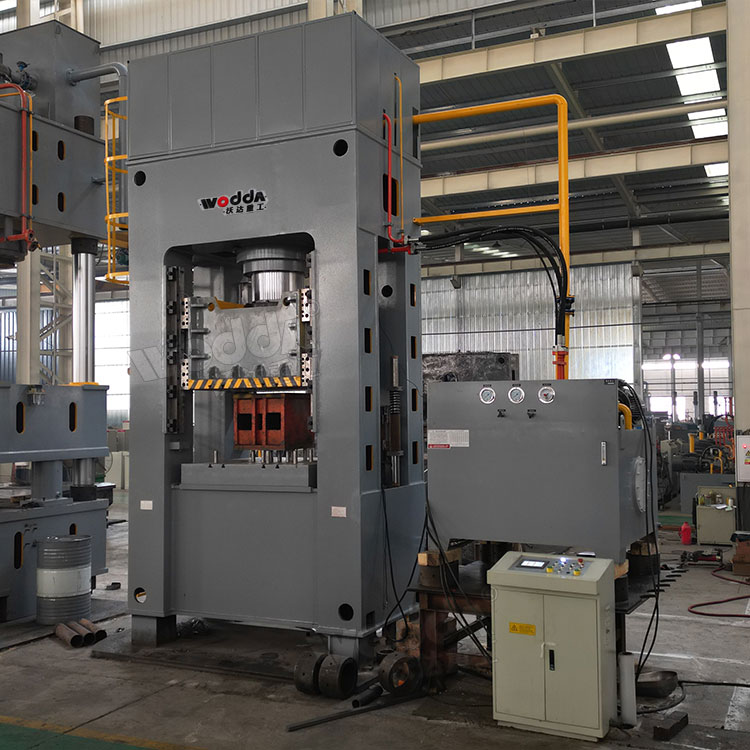 630噸框架式液壓機(jī) 630噸框架式液壓機(jī)