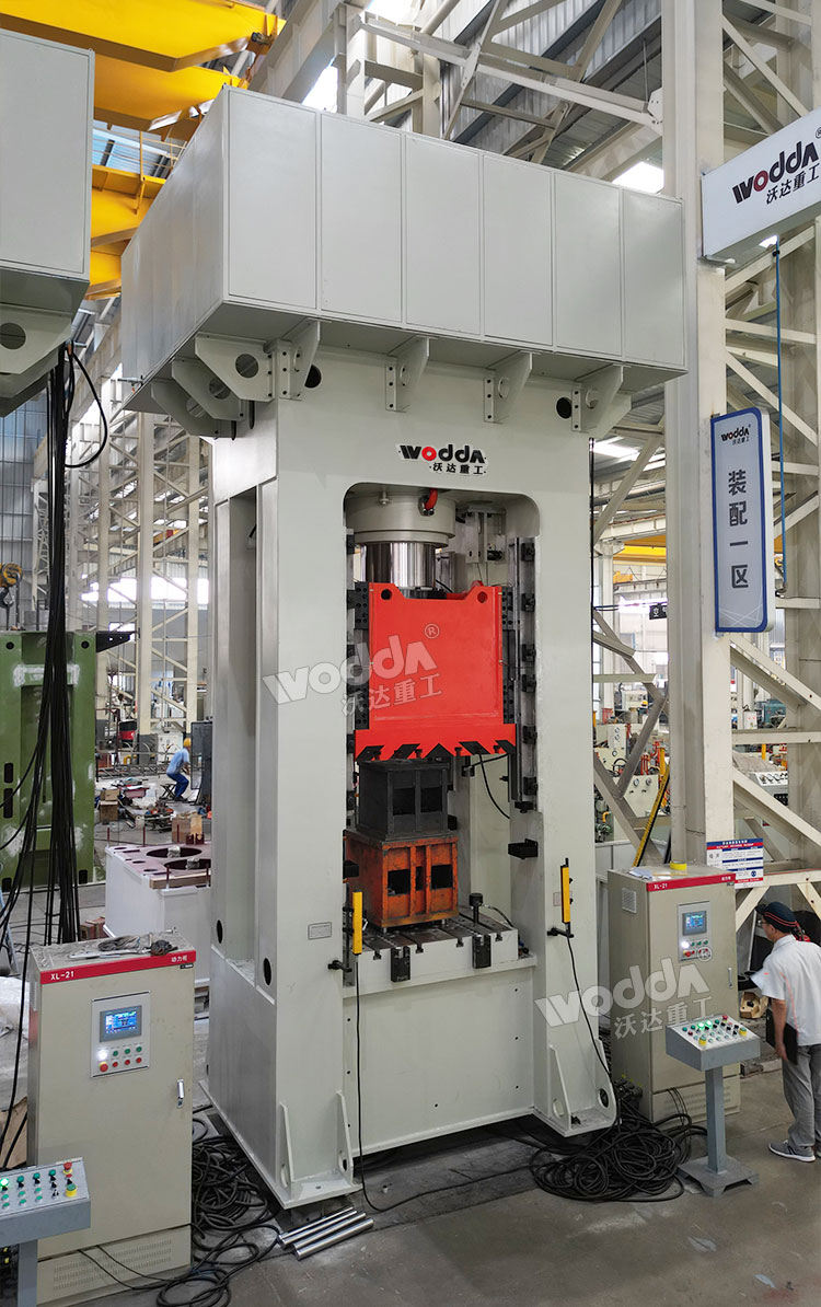 630噸框架式液壓機(jī)車間調(diào)試 630噸框架式液壓機(jī)車間調(diào)試