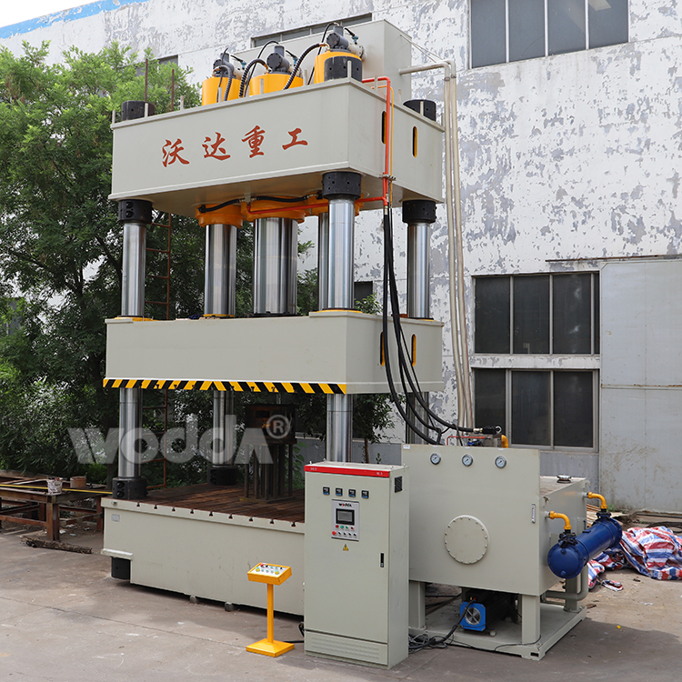 1800噸三梁四柱液壓機(jī) 1800噸三梁四柱液壓機(jī)
